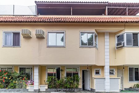 Casa para alugar com 120m², 4 quartos e 2 vagas Casa para alugar com 120m², 4 quartos e 2 vagasFachada