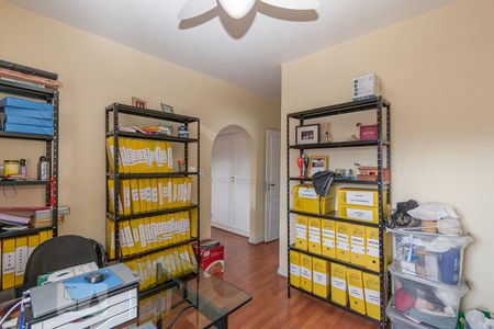 Casa para alugar com 320m², 4 quartos e 4 vagasEscritório