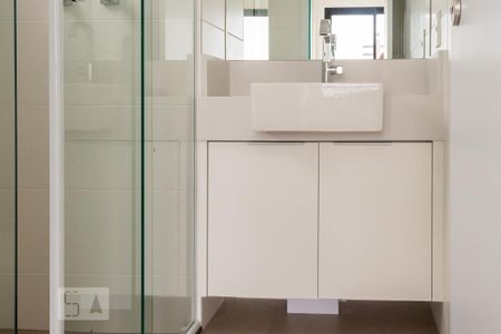 Banheiro de kitnet/studio para alugar com 1 quarto, 26m² em Mirandópolis, São Paulo