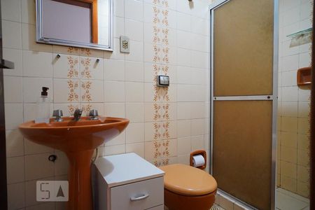 Banheiro de apartamento à venda com 1 quarto, 45m² em Floresta, Porto Alegre