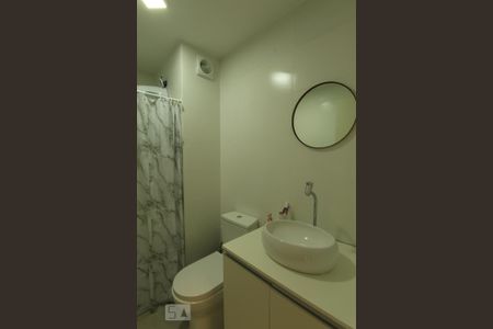 Banheiro de kitnet/studio para alugar com 1 quarto, 27m² em Cidade Baixa, Porto Alegre