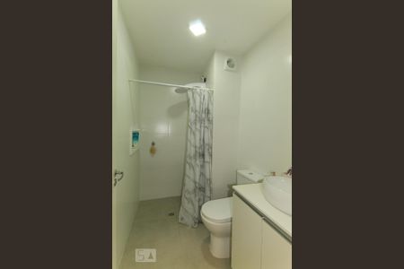 Banheiro de kitnet/studio para alugar com 1 quarto, 27m² em Cidade Baixa, Porto Alegre
