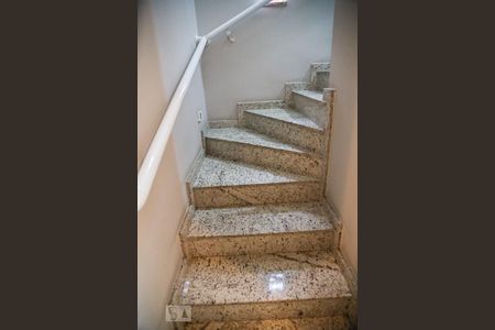 Escada de casa para alugar com 4 quartos, 280m² em Santa Maria, São Caetano do Sul