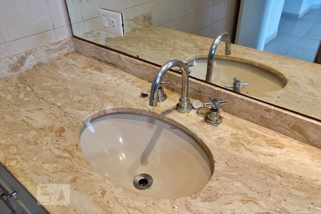 Apartamento à venda com 81m², 3 quartos e 2 vagas Apartamento à venda com 81m², 3 quartos e 2 vagasBanheiro da Suíte