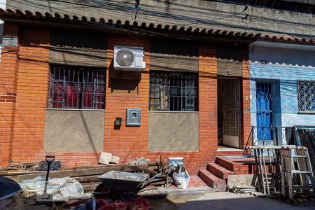 Casa à venda com 180m², 3 quartos e 1 vaga Casa à venda com 180m², 3 quartos e 1 vagaFachada