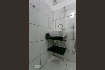 Banheiro de kitnet/studio para alugar com 1 quarto, 50m² em Santa Efigênia, Belo Horizonte