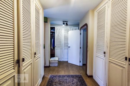 Casa de condomínio à venda com 450m², 4 quartos e 4 vagasCloset Suíte 2