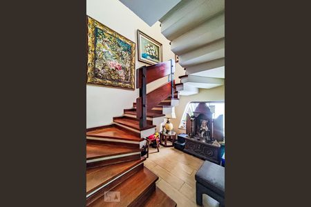 Casa de condomínio à venda com 450m², 4 quartos e 4 vagasEscada