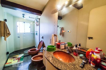 Casa de condomínio à venda com 450m², 4 quartos e 4 vagasBanheiro dos Quartos