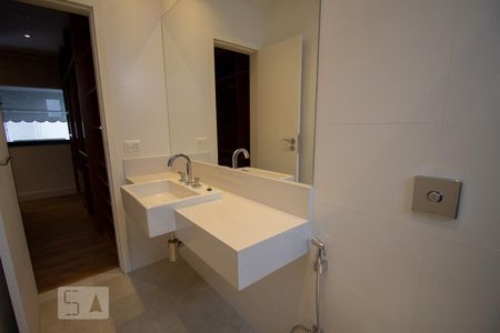 Apartamento para alugar com 198m², 3 quartos e 1 vaga Apartamento para alugar com 198m², 3 quartos e 1 vagaBanheiro da Suíte