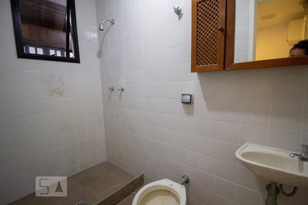 Apartamento para alugar com 198m², 3 quartos e 1 vaga Apartamento para alugar com 198m², 3 quartos e 1 vagaBanheiro de Serviço