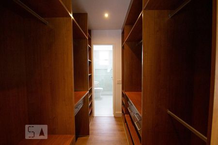 Apartamento para alugar com 198m², 3 quartos e 1 vaga Apartamento para alugar com 198m², 3 quartos e 1 vagaCloset da Suíte