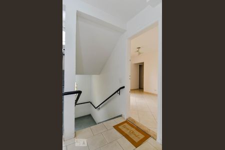 Apartamento para alugar com 59m², 2 quartos e 1 vagaEscadaria do Bloco e Porta de Entrada do Apto