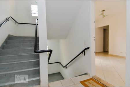 Apartamento para alugar com 59m², 2 quartos e 1 vagaEscadaria do Bloco e Porta de Entrada do Apto
