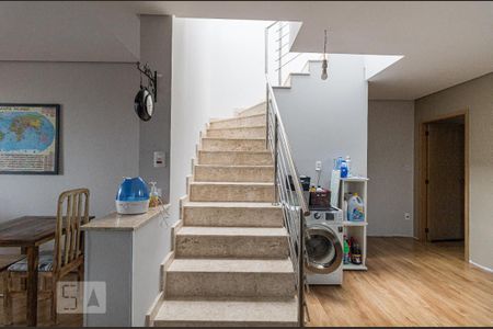 Casa à venda com 240m², 7 quartos e 8 vagasEscada