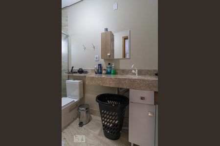 Banheiro da Suíte de casa à venda com 7 quartos, 240m² em Vila Jardim, Porto Alegre