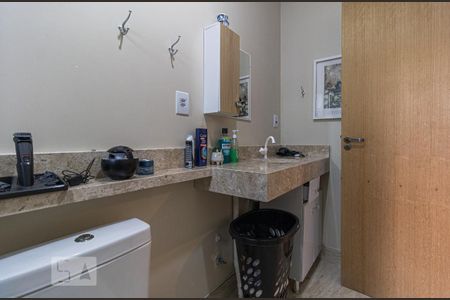 Casa à venda com 240m², 7 quartos e 8 vagasBanheiro da Suíte