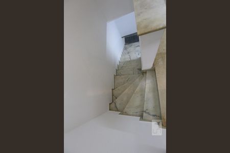 Casa para alugar com 170m², 4 quartos e 4 vagasEscada