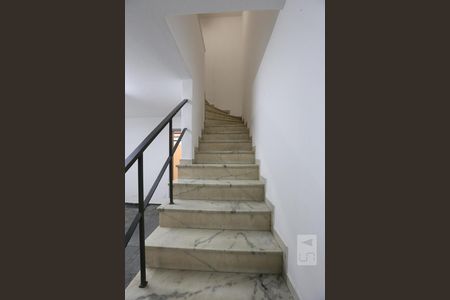 Casa para alugar com 170m², 4 quartos e 4 vagasEscada 2