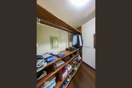 Casa de condomínio à venda com 520m², 4 quartos e 4 vagas Casa de condomínio à venda com 520m², 4 quartos e 4 vagasCloset da suíte