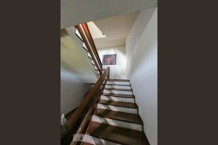 Escada de casa de condomínio para alugar com 4 quartos, 520m² em Vila D’el Rey, Nova Lima