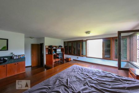 Casa de condomínio à venda com 520m², 4 quartos e 4 vagas Casa de condomínio à venda com 520m², 4 quartos e 4 vagasQuarto Suíte