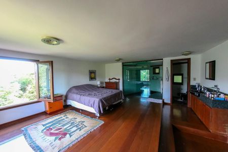 Casa de condomínio à venda com 520m², 4 quartos e 4 vagas Casa de condomínio à venda com 520m², 4 quartos e 4 vagasQuarto Suíte