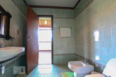 Casa de condomínio à venda com 520m², 4 quartos e 4 vagas Casa de condomínio à venda com 520m², 4 quartos e 4 vagasBanheiro Social