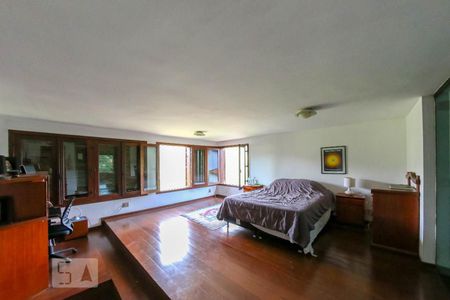 Casa de condomínio à venda com 520m², 4 quartos e 4 vagas Casa de condomínio à venda com 520m², 4 quartos e 4 vagasQuarto Suíte