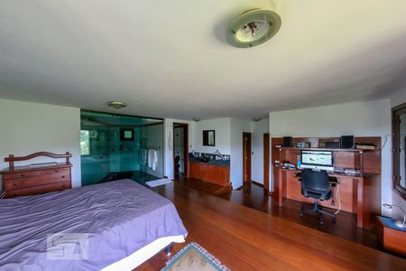 Casa de condomínio à venda com 520m², 4 quartos e 4 vagas Casa de condomínio à venda com 520m², 4 quartos e 4 vagasQuarto Suíte