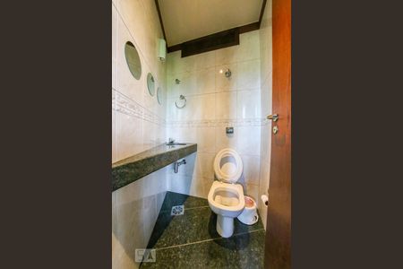 Casa de condomínio à venda com 520m², 4 quartos e 4 vagas Casa de condomínio à venda com 520m², 4 quartos e 4 vagasLavabo 2