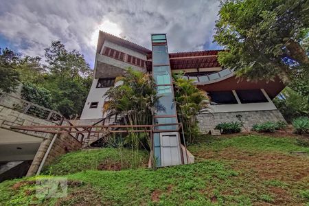 Casa de condomínio à venda com 520m², 4 quartos e 4 vagas Casa de condomínio à venda com 520m², 4 quartos e 4 vagasFachada