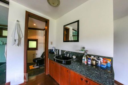 Casa de condomínio à venda com 520m², 4 quartos e 4 vagas Casa de condomínio à venda com 520m², 4 quartos e 4 vagasBanheiro da Suíte