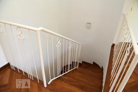 Casa de condomínio à venda com 670m², 4 quartos e 4 vagasEscada