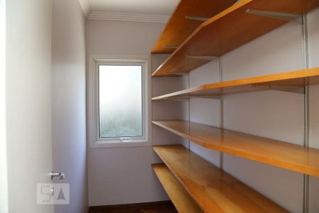 Casa de condomínio à venda com 670m², 4 quartos e 4 vagasRoupeiro