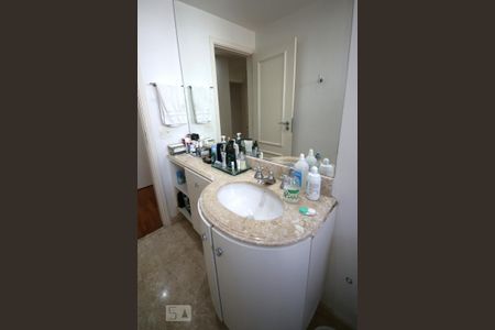 Apartamento à venda com 253m², 4 quartos e 5 vagasBanheiro 2