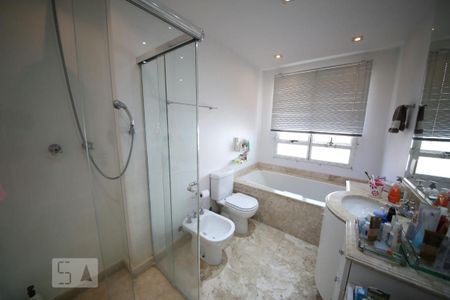 Apartamento à venda com 253m², 4 quartos e 5 vagasBanheiro 1