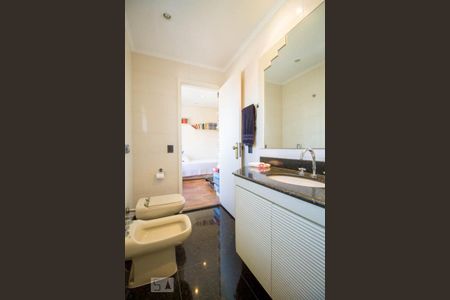 Apartamento à venda com 272m², 4 quartos e 4 vagasBanheiro da Suíte 2