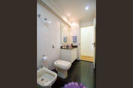 Apartamento à venda com 272m², 4 quartos e 4 vagasBanheiro 