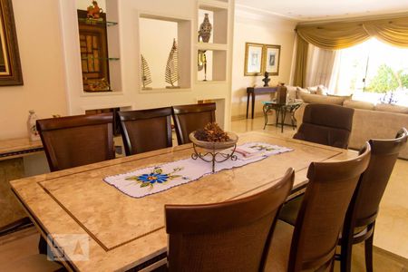 Casa de condomínio à venda com 586m², 4 quartos e 3 vagasSala de Jantar
