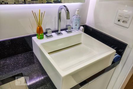 Apartamento à venda com 87m², 2 quartos e 2 vagasBanheiro da Suíte