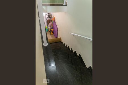 Escadas de casa à venda com 3 quartos, 200m² em Vila Marari, São Paulo