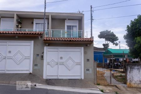 Casa à venda com 200m², 3 quartos e 2 vagas Casa à venda com 200m², 3 quartos e 2 vagasFachada