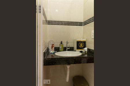 Casa à venda com 200m², 3 quartos e 2 vagas Casa à venda com 200m², 3 quartos e 2 vagasBanheiro Suíte 1