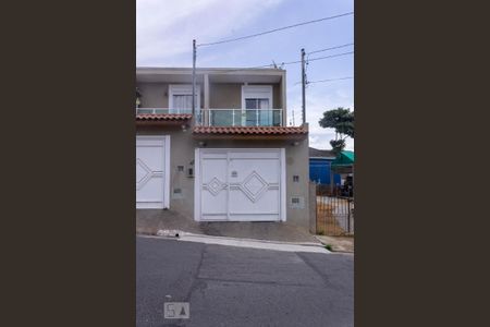 Casa à venda com 200m², 3 quartos e 2 vagas Casa à venda com 200m², 3 quartos e 2 vagasFachada