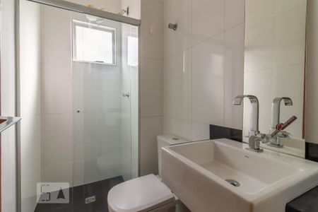 Banheiro de apartamento para alugar com 2 quartos, 51m² em Heliópolis, Belo Horizonte