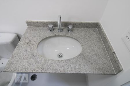 Apartamento à venda com 99m², 2 quartos e 1 vagaDetalhe do banheiro da suíte - Pia 