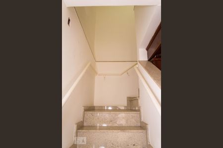 Casa à venda com 250m², 3 quartos e 2 vagasEscada