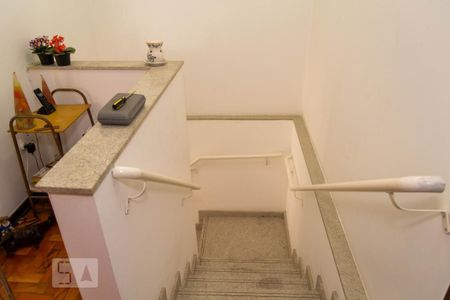 Casa à venda com 250m², 3 quartos e 2 vagasEscada