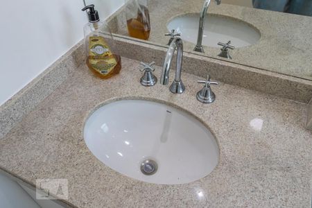 Apartamento à venda com 84m², 2 quartos e 2 vagasDetalhe do Banheiro da Suíte 2